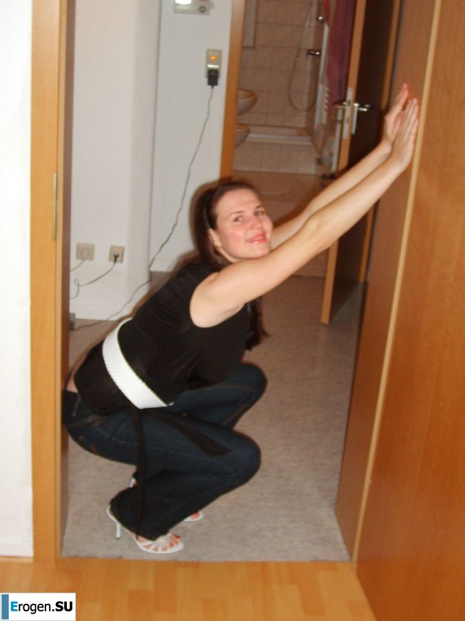 Ролевые игры яркой брюнетки в короткой юбке и ее парня. Фото 3