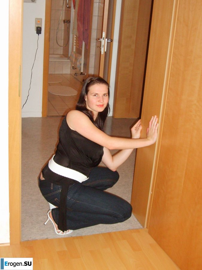 Ролевые игры яркой брюнетки в короткой юбке и ее парня. Фото 4