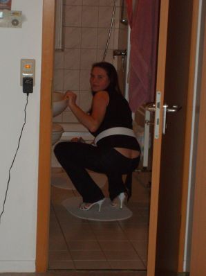 Ролевые игры яркой брюнетки в короткой юбке и ее парня. Эскиз 2