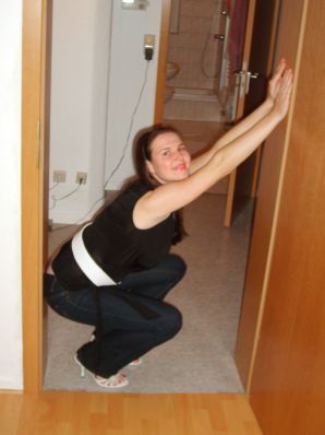 Ролевые игры яркой брюнетки в короткой юбке и ее парня. Эскиз 3