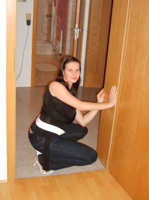 Ролевые игры яркой брюнетки в короткой юбке и ее парня. Эскиз 4