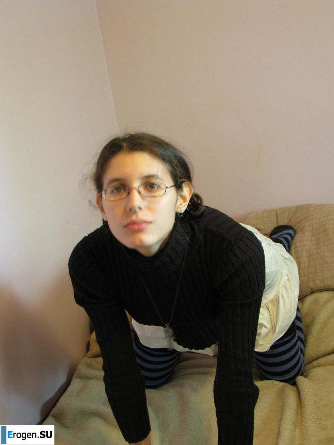 A pretty student is fingering a pussy and showing her labia. Photo 28