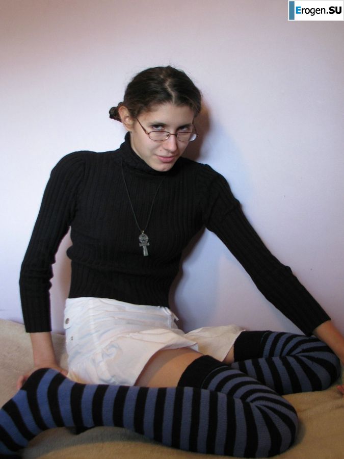 A pretty student is fingering a pussy and showing her labia. Photo 30