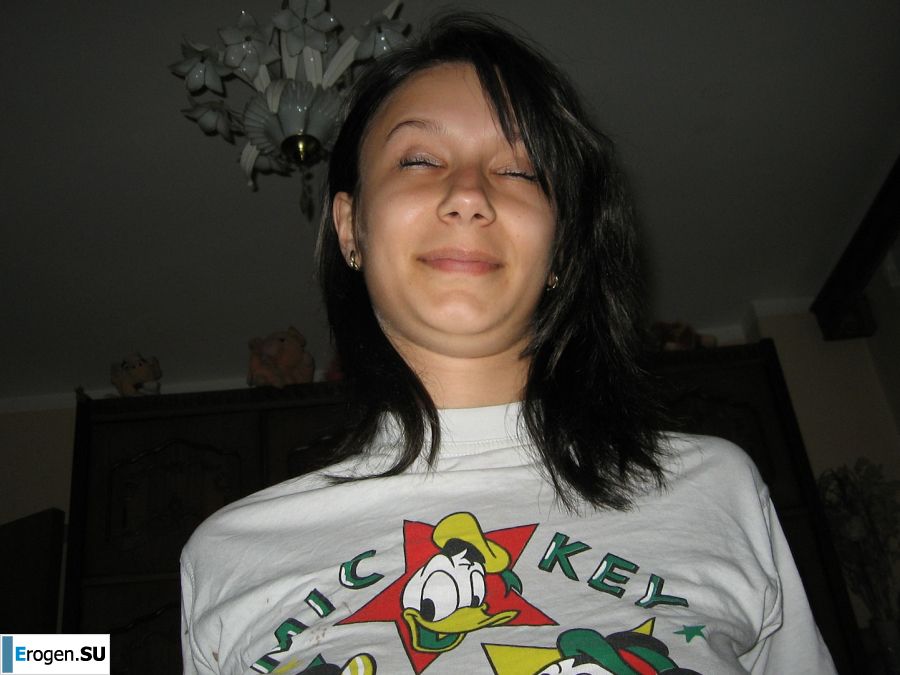 A student with a slender waist takes off her clothes on camera. Photo 16