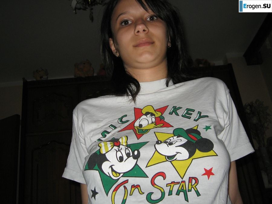 A student with a slender waist takes off her clothes on camera. Photo 17