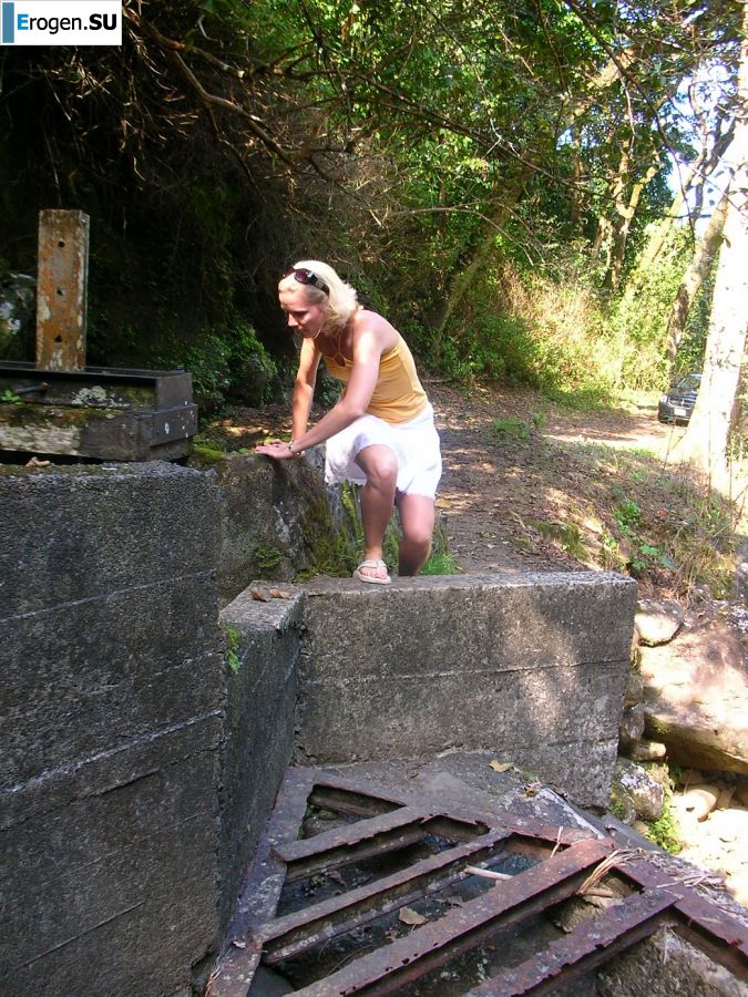 A pretty blonde is exposed in the toilet and spreads her legs in bed. Part 2. Photo 23