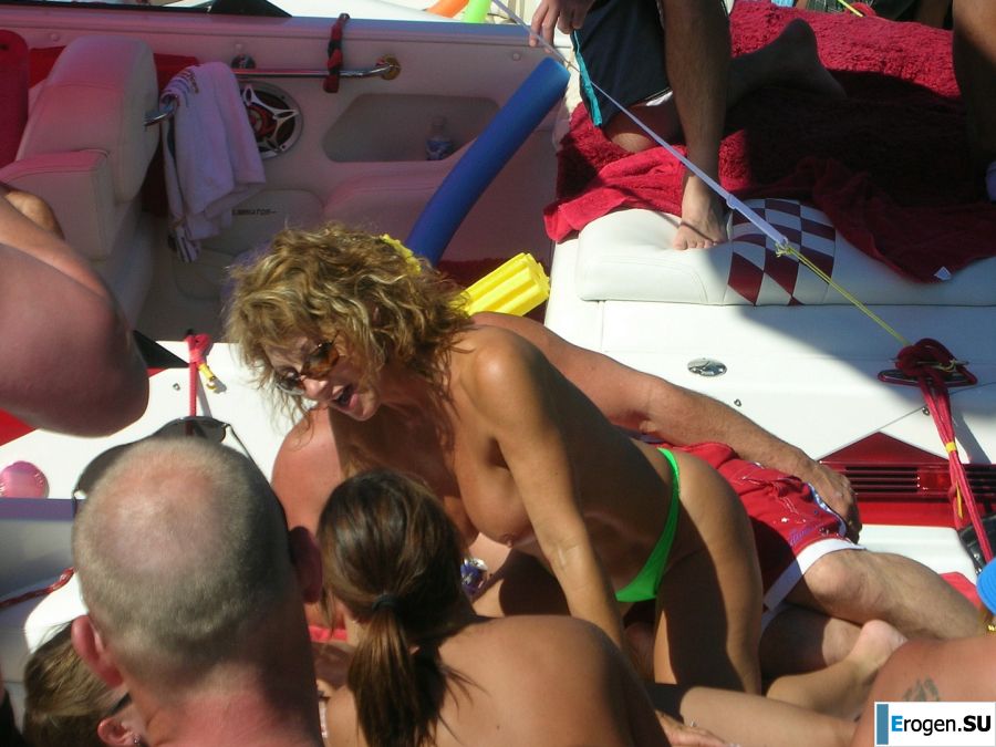 A pretty blonde is exposed in the toilet and spreads her legs in bed. Part 2. Photo 36