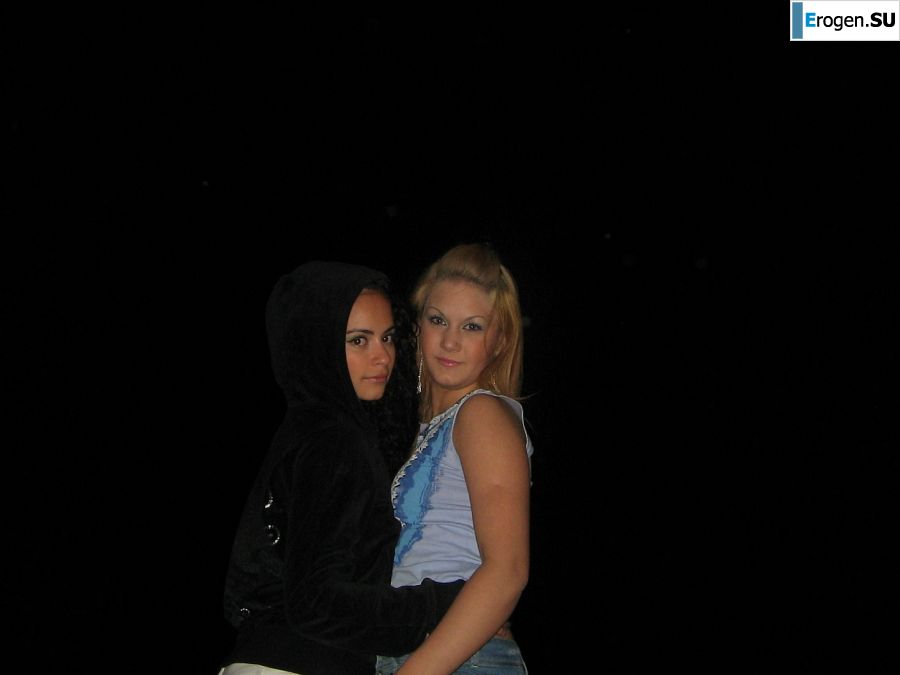 Блондинка и брюнетка целуются и показывают сиськи друг другу. Фото 20