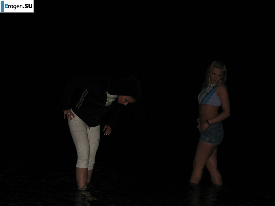 Блондинка и брюнетка целуются и показывают сиськи друг другу. Фото 22