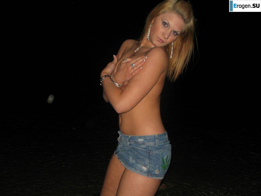 Блондинка и брюнетка целуются и показывают сиськи друг другу. Фото 24