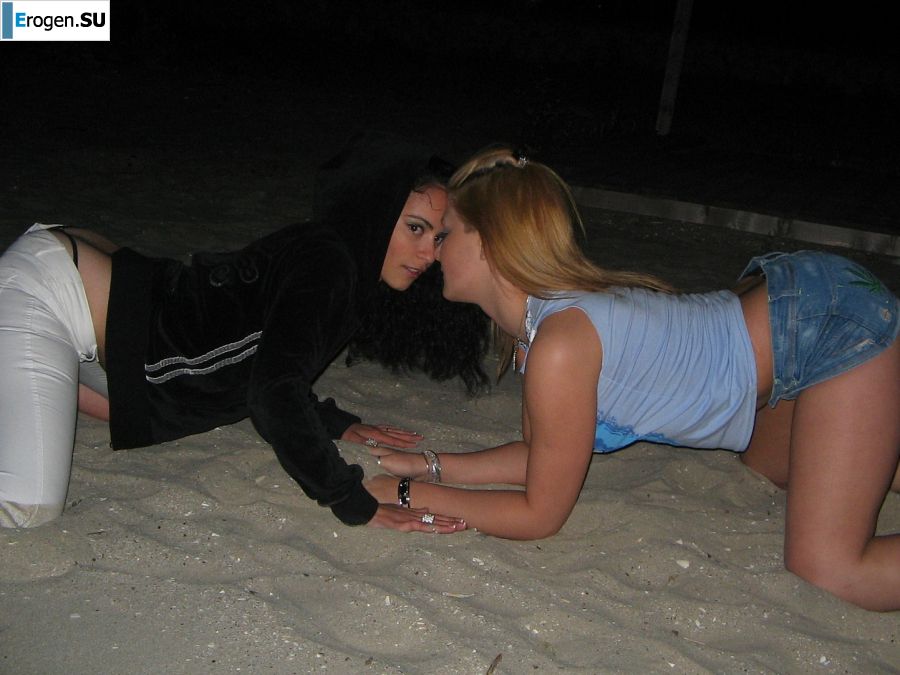 Блондинка и брюнетка целуются и показывают сиськи друг другу. Фото 26