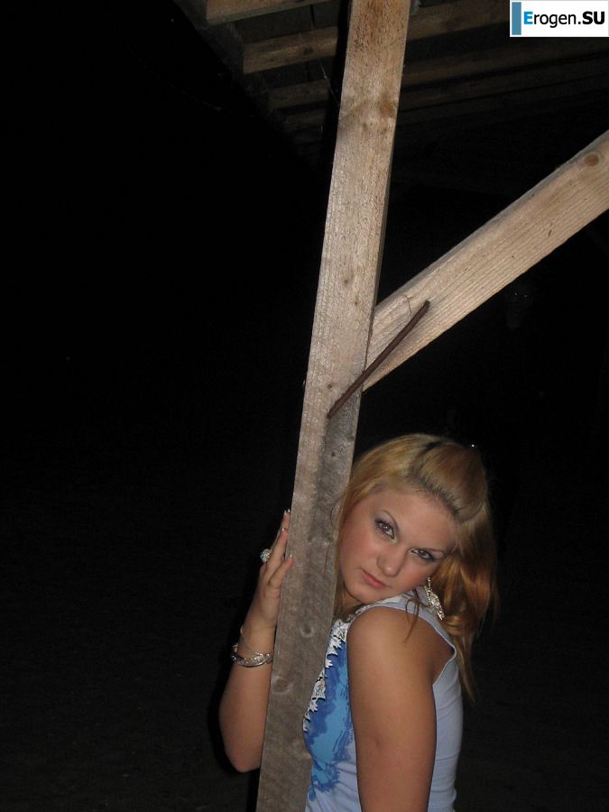 Блондинка и брюнетка целуются и показывают сиськи друг другу. Фото 30