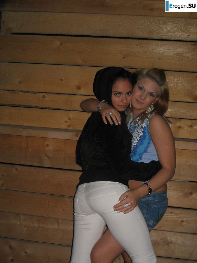 Блондинка и брюнетка целуются и показывают сиськи друг другу. Фото 32