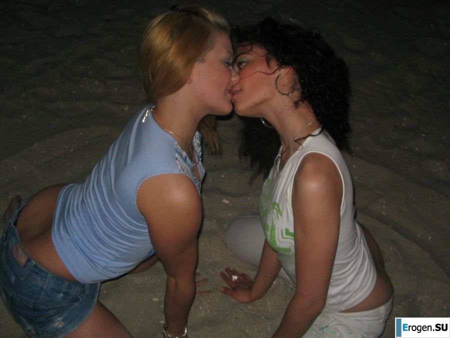 Блондинка и брюнетка целуются и показывают сиськи друг другу. Фото 34