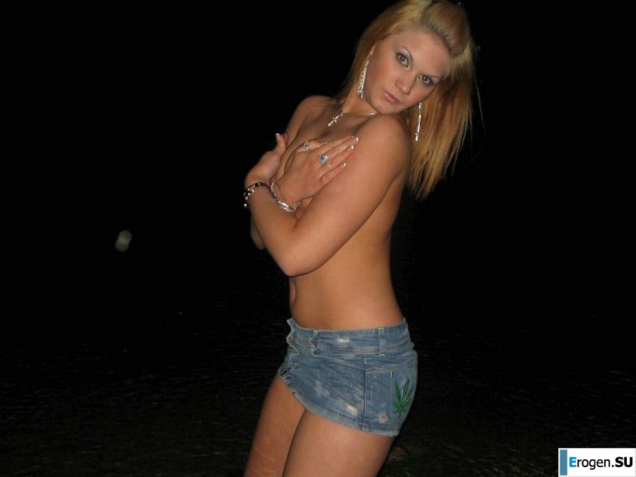 Блондинка и брюнетка целуются и показывают сиськи друг другу. Фото 46