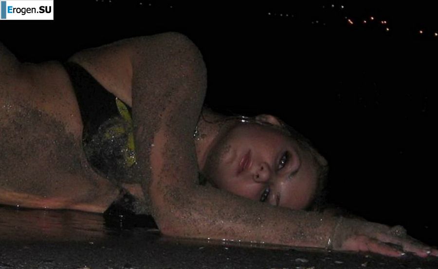 Блондинка и брюнетка целуются и показывают сиськи друг другу. Фото 7