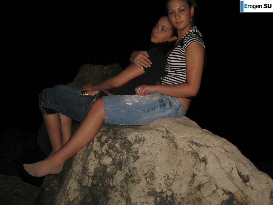 Блондинка и брюнетка целуются и показывают сиськи друг другу. Фото 9