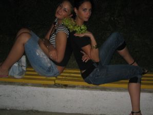 Блондинка и брюнетка целуются и показывают сиськи друг другу. Эскиз 10