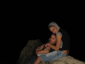 Блондинка и брюнетка целуются и показывают сиськи друг другу. Эскиз 12