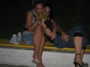 Блондинка и брюнетка целуются и показывают сиськи друг другу. Эскиз 14