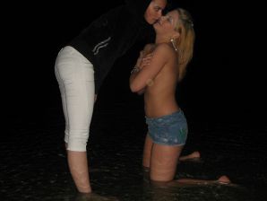 Блондинка и брюнетка целуются и показывают сиськи друг другу. Эскиз 16