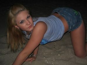 Блондинка и брюнетка целуются и показывают сиськи друг другу. Эскиз 2