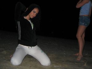 Блондинка и брюнетка целуются и показывают сиськи друг другу. Эскиз 21