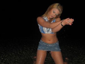 Блондинка и брюнетка целуются и показывают сиськи друг другу. Эскиз 23