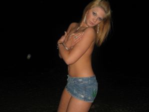 Блондинка и брюнетка целуются и показывают сиськи друг другу. Эскиз 24