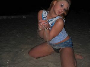 Блондинка и брюнетка целуются и показывают сиськи друг другу. Эскиз 3