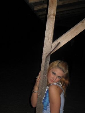 Блондинка и брюнетка целуются и показывают сиськи друг другу. Эскиз 30