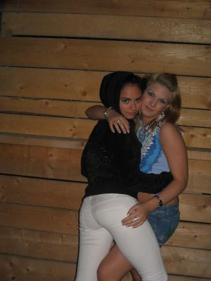 Блондинка и брюнетка целуются и показывают сиськи друг другу. Эскиз 32