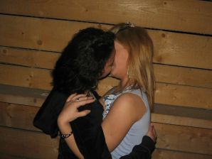 Блондинка и брюнетка целуются и показывают сиськи друг другу. Эскиз 33