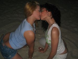 Блондинка и брюнетка целуются и показывают сиськи друг другу. Эскиз 34