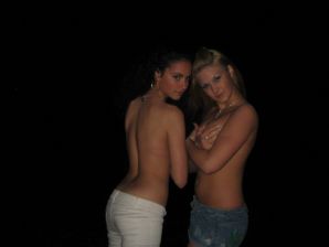 Блондинка и брюнетка целуются и показывают сиськи друг другу. Эскиз 36