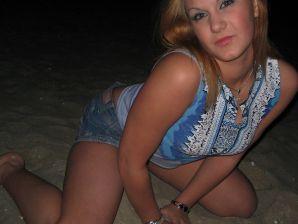 Блондинка и брюнетка целуются и показывают сиськи друг другу. Эскиз 40