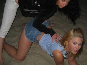 Блондинка и брюнетка целуются и показывают сиськи друг другу. Эскиз 43