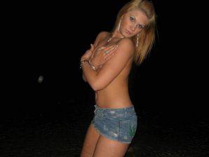 Блондинка и брюнетка целуются и показывают сиськи друг другу. Эскиз 46