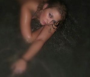 Блондинка и брюнетка целуются и показывают сиськи друг другу. Эскиз 6