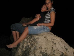 Блондинка и брюнетка целуются и показывают сиськи друг другу. Эскиз 9