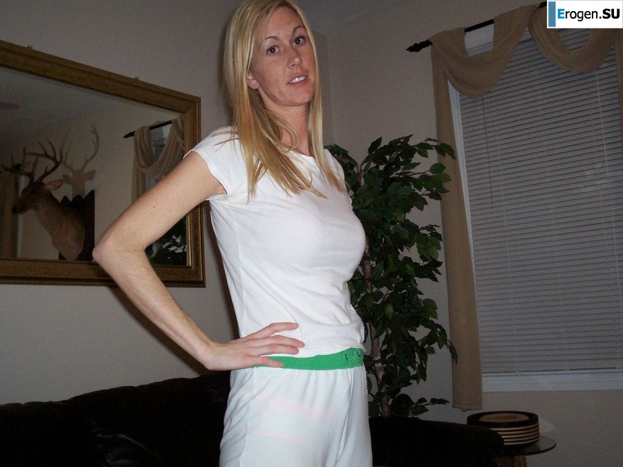 Зрелая блондинка в розовом белье показала попку и достала вибратор. Фото 3