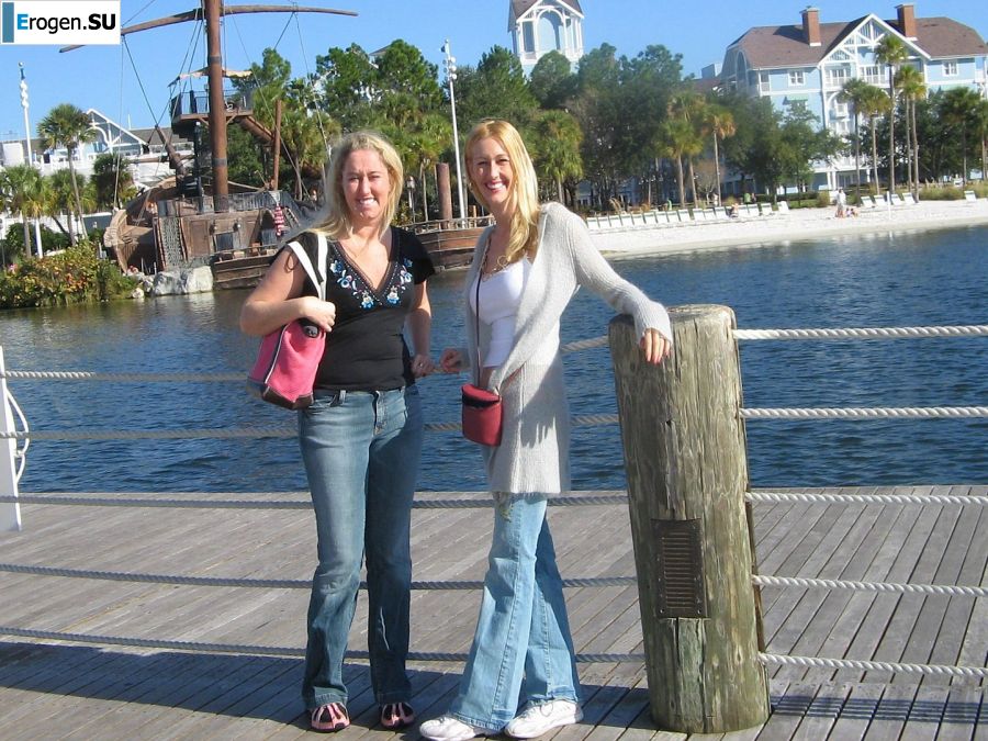 Зрелая блондинка в розовом белье показала попку и достала вибратор. Фото 34