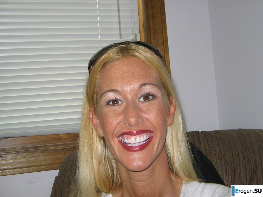 Зрелая блондинка в розовом белье показала попку и достала вибратор. Фото 35