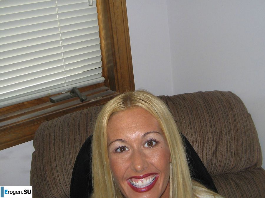 Зрелая блондинка в розовом белье показала попку и достала вибратор. Фото 36