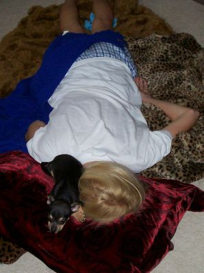 Зрелая блондинка в розовом белье показала попку и достала вибратор. Эскиз 33