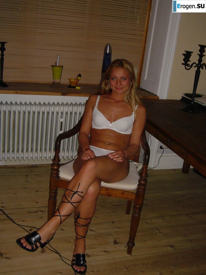 Cute blonde in pink panties showed tight boobs. Photo 29