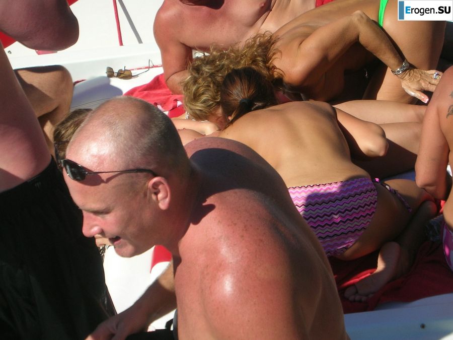 A pretty blonde is laid bare in the toilet and spreads her legs in bed. Part 3. Photo 33