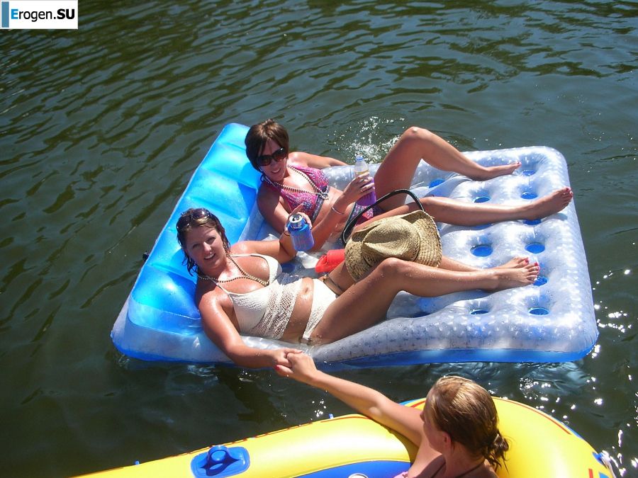 A pretty blonde is laid bare in the toilet and spreads her legs in bed. Part 3. Photo 36