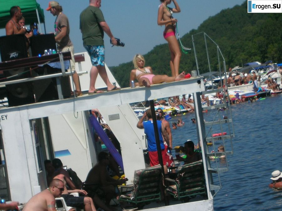 A pretty blonde is laid bare in the toilet and spreads her legs in bed. Part 3. Photo 37