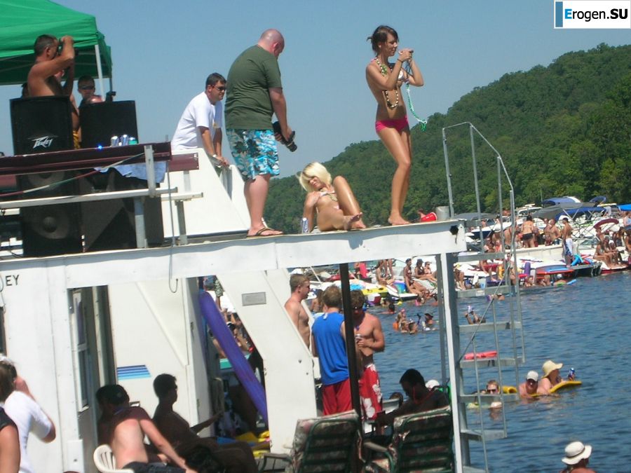 A pretty blonde is laid bare in the toilet and spreads her legs in bed. Part 3. Photo 38